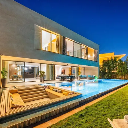 Luxury Villa Front Golf-Pool